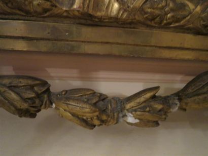 Grand miroir en bois et stuc doré à décor...