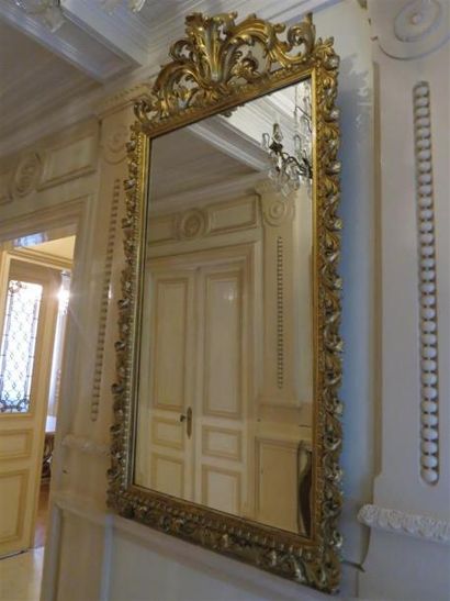 Grand miroir en bois doré.
Style Régence....