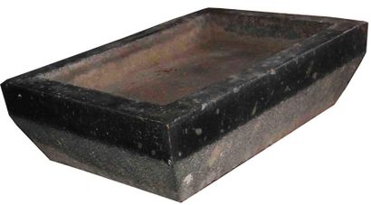 Mortier en marbre noir de forme rectangulaire.
Haut....