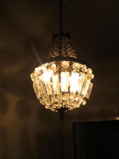 Petit lustre corbeille. 
Haut. : 40 cm
ON...