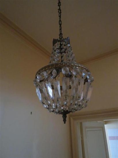 Petit lustre corbeille. 
Haut. : 40 cm
ON...