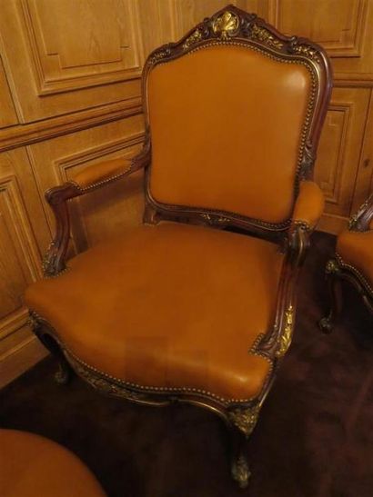 Lot comprenant : une paire de chaises, une...