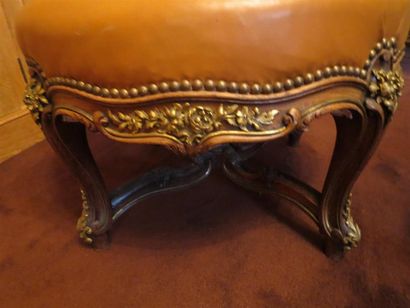 Lot comprenant : une paire de chaises, une...