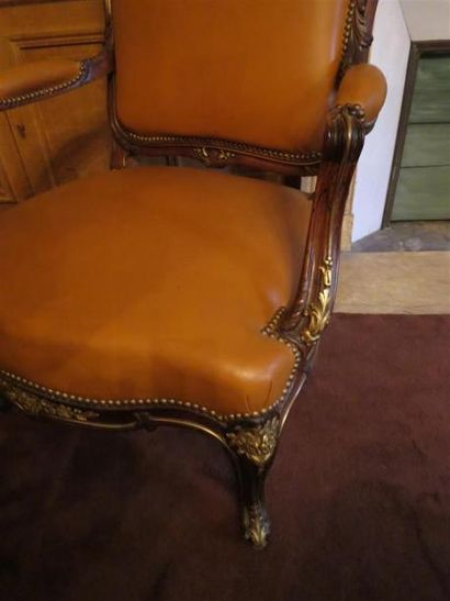 Lot comprenant : une paire de chaises, une...