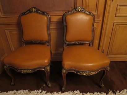 Lot comprenant : une paire de chaises, une...