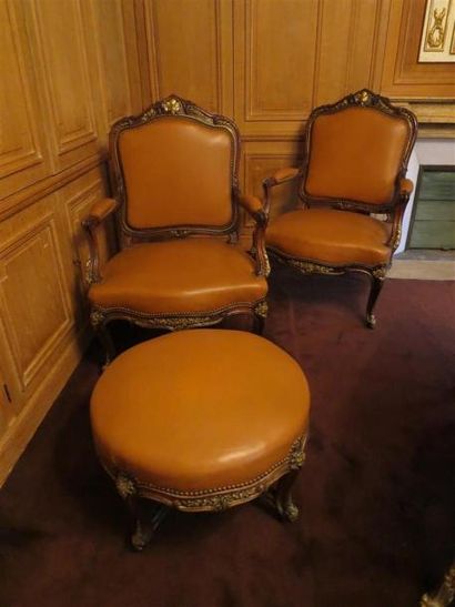 Lot comprenant : une paire de chaises, une...