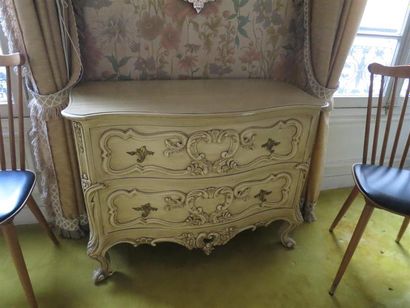Petite commode laquée.
Style Louis XV. 
Haut....