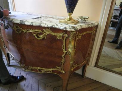 Commode en bois de placage marqueté ouvrant...
