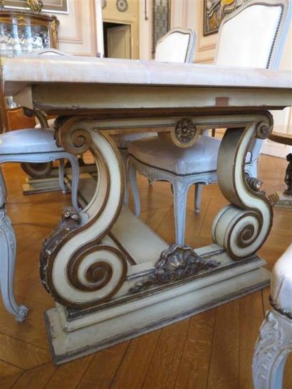 Table à plateau en marbre, le piètement peint...