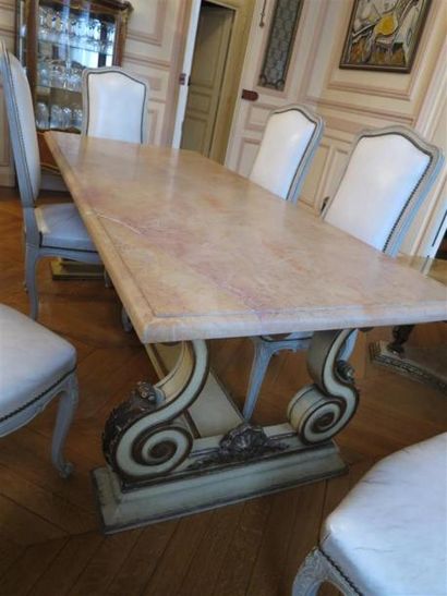 Table à plateau en marbre, le piètement peint...