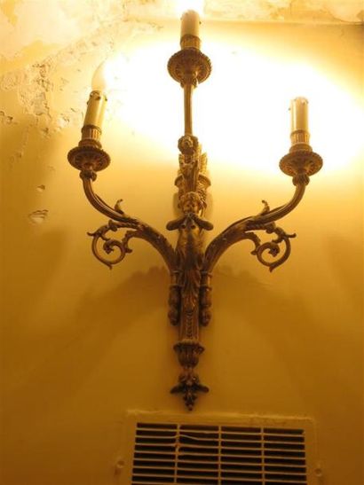 Une applique à deux bras de lumière.
Style...