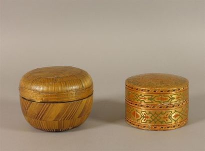 Boîte ronde en marqueterie de paille, teintée...