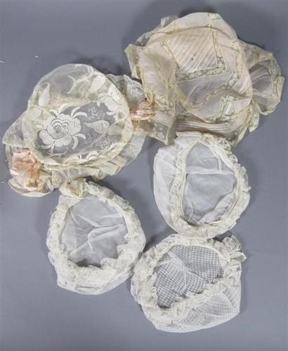 Réunon de douze bonnets coiffes, linon, tulle,...