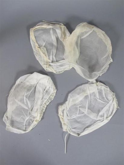 Réunon de douze bonnets coiffes, linon, tulle,...