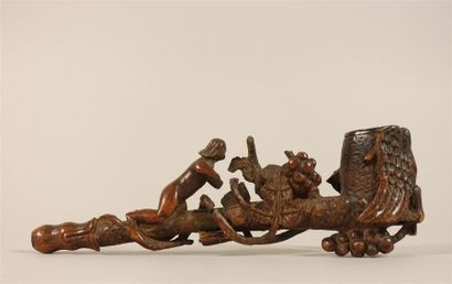 Pipe en bois sculpté à décor de pampres,...