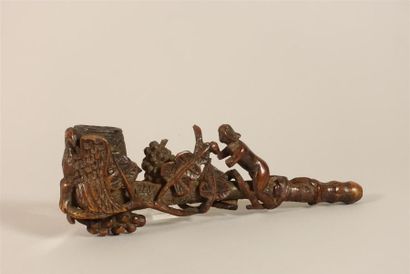 Pipe en bois sculpté à décor de pampres,...