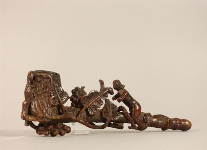 Pipe en bois sculpté à décor de pampres,...