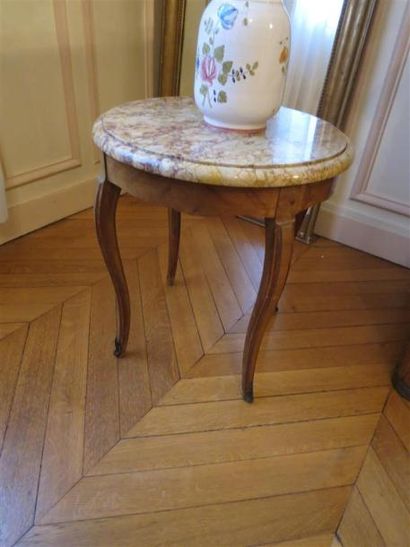 Petit guéridon tripode, dessus marbre. 
Haut....