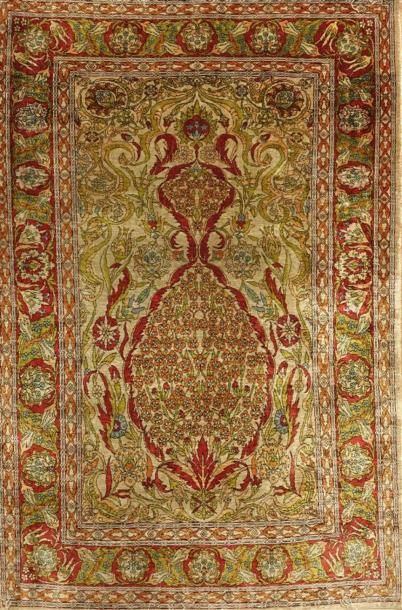 Tapis HEREKE en soie (chaîne et trame en...
