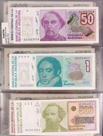 Cinq classeurs de billets de banque.