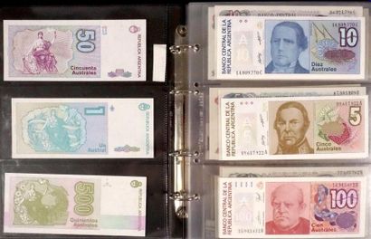 Cinq classeurs de billets de banque.
