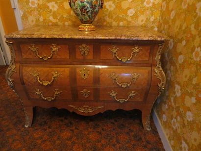 Commode en bois de placage. Dessus marbre....