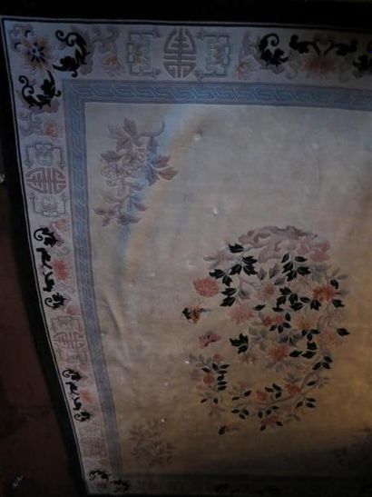 Tapis moderne à décor floral à fond crème.
Haut....
