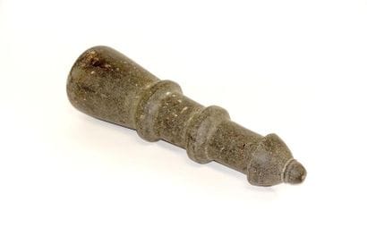 Pilon.
Long. : 39 cm