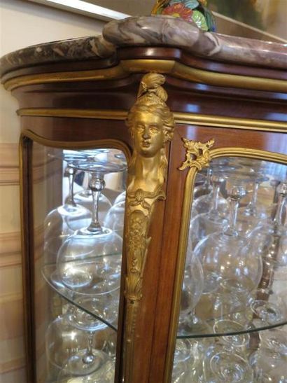 Petite vitrine galbée en bois de placage,...