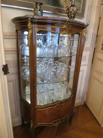 Petite vitrine galbée en bois de placage,...