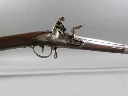 Beau fusil d'Officier à silex, type 1767-70.
Canon...