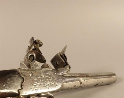 Pistolet à coffre à silex. Canon rond. Coffre...