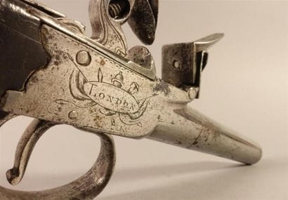 Pistolet à coffre à silex. Canon rond. Coffre...