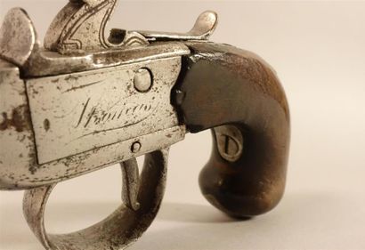 Pistolet à coffre à silex. Canon rond. Coffre...