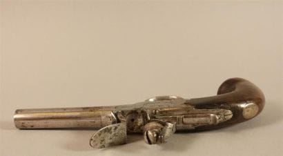 Pistolet à coffre à silex. Canon rond. Coffre...