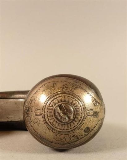 Pistolet à coffre à silex. Canon rond. Coffre...
