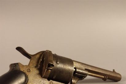 Revolver à broche, six coups calibre 7 mm....