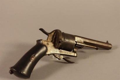 Revolver à broche, six coups calibre 7 mm....