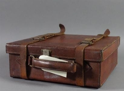 Petite valise cartouchière en cuir brun.
Épaisseur...