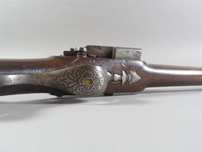 Fusil espagnol à silex.
Canon rond à pans...