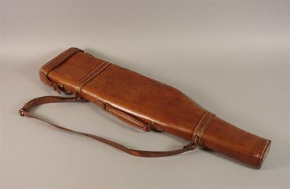 Étui jambon en cuir brun pour fusil de chasse.
Haut....