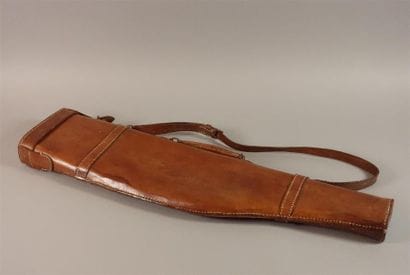 Étui jambon en cuir brun pour fusil de chasse.
Haut....