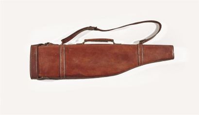 Étui jambon en cuir brun pour fusil de chasse.
Haut....