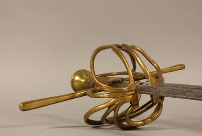 Épée à branches de style XVIIe siècle. Fusée...