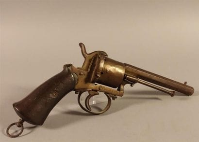 Revolver à broche, six coups, calibre 9 mm....