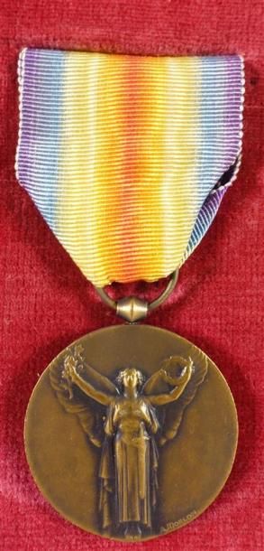 FRANCE
Cadre de six médailles contenant une...