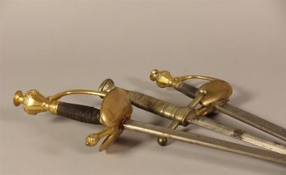 Ensemble de trois épées, deux d'Officiers...