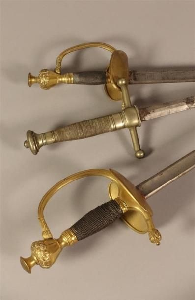 Ensemble de trois épées, deux d'Officiers...