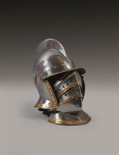 Armet de style, timbre et ventail ajourés,...