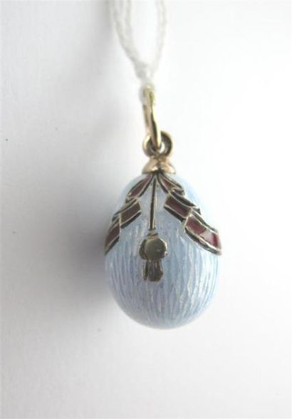 Pendentif en or jaune en forme d'oeuf émaillé...